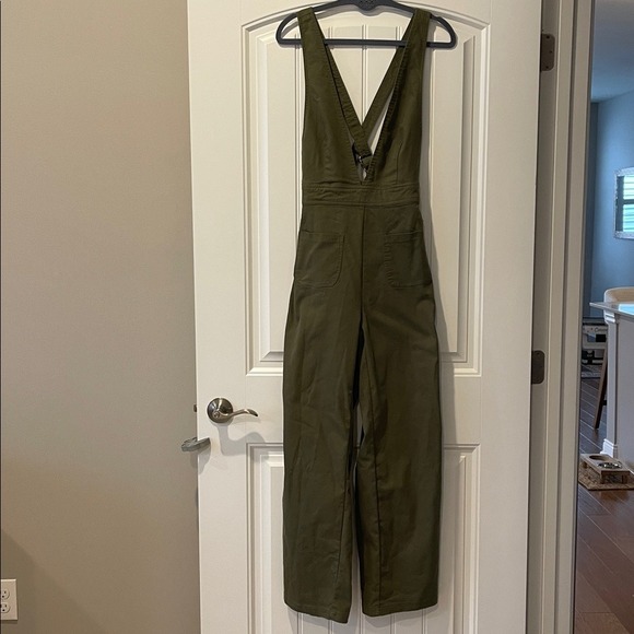 Sincerely Jules Olive Cross Back Wide Leg Jumpsuit Medium - Picture 2 of 9